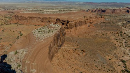 Foto de La fotografía aérea de las fascinantes formaciones rocosas de Utah captura las impresionantes maravillas geológicas del estado. - Imagen libre de derechos