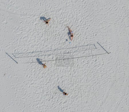 Téléchargez les photos : Vue de l'œil du drone : Clearwater, FL, embrasse les vibrations estivales alors que les amateurs de plage savourent des journées ensoleillées, jouant au beach-volley dynamique sur du sable blanc immaculé. - en image libre de droit