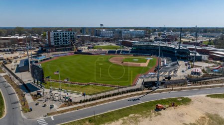 Foto de Mar 20, 2024-Kannapolis, NC; Vista aérea: Kannapolis Cannon Ballers en Atrium Health Ballpark, equipo de béisbol de la Liga Menor, afiliado de los Medias Blancas de Chicago - Imagen libre de derechos
