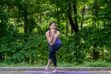 Inmitten des Campus-Trubels findet eine ruhige brünette College-Studentin durch Yoga Ruhe und unterbricht anmutig den Unterricht für eine erholsame Pause