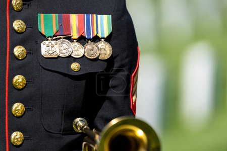 Un moment poignant se déroule alors qu'un Marine joue aux écoutes, honorant un ancien combattant déchu d'un salut solennel, marquant son internement dans un cimetière militaire national.