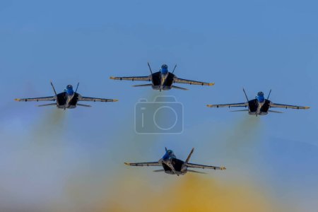 Téléchargez les photos : 01 mars 2024-El Centro, CA : Les Blue Angels répètent la voltige de précision avant les débuts de la saison, mettant en valeur leurs compétences et leur travail d'équipe lors de manœuvres à haute altitude. - en image libre de droit