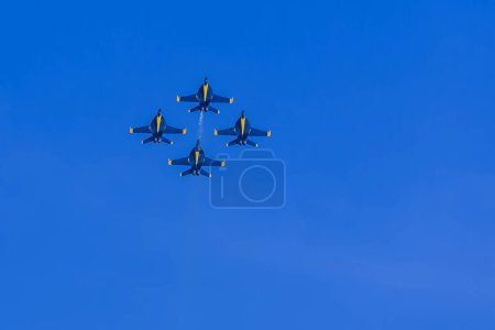 Téléchargez les photos : 01 mars 2024-El Centro, CA : Les Blue Angels répètent la voltige de précision avant les débuts de la saison, mettant en valeur leurs compétences et leur travail d'équipe lors de manœuvres à haute altitude. - en image libre de droit
