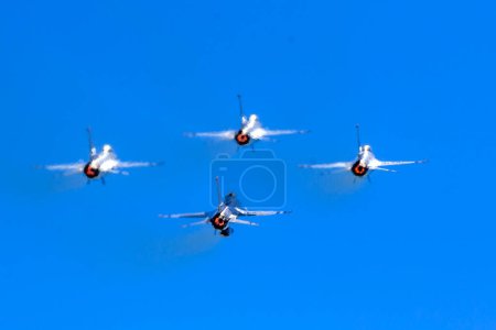 Téléchargez les photos : 01 mars 2024-El Centro, CA : Les Thunderbirds peaufinent les manœuvres aériennes au printemps, mettant en valeur l'excellence de la Force aérienne dans le monde entier dans la précision et les formations habiles. - en image libre de droit