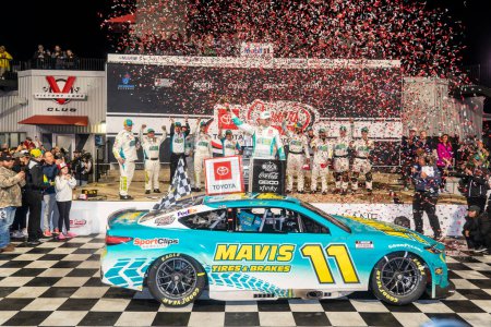 Téléchargez les photos : Le pilote de la NASCAR Cup Series, DENNY HAMLIN, célèbre sa victoire pour les Toyota Owners 400 à Richmond, VA, USA - en image libre de droit