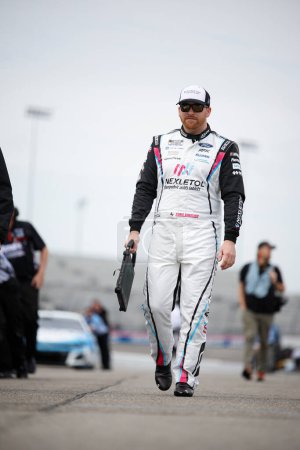 Foto de Chris Buescher, piloto de la NASCAR Cup Series, se prepara para clasificarse para el Toyota Owners 400 en Richmond, VA, Estados Unidos - Imagen libre de derechos