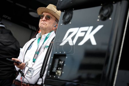 Foto de El dueño del equipo de la NASCAR Cup Series, JACK ROUSH, observa a su equipo preparándose para clasificarse para el Toyota Owners 400 en Richmond, VA, EE.UU. - Imagen libre de derechos
