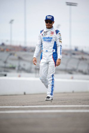 Foto de Kyle Larson, piloto de la NASCAR Cup Series, se prepara para practicar para los Toyota Owners 400 en Richmond, VA, Estados Unidos - Imagen libre de derechos