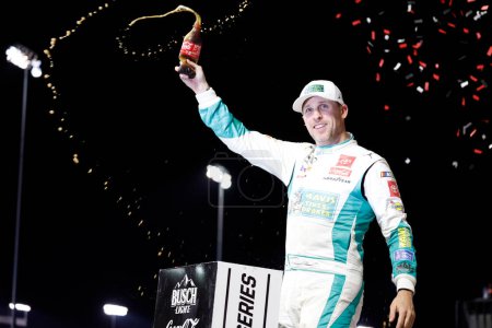 Téléchargez les photos : Pilote de la NASCAR Cup Series, Denny Hamlin remporte le Toyota Owners 400 à Richmond, VA, USA - en image libre de droit