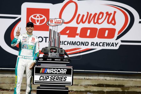 Foto de Denny Hamlin, piloto de la NASCAR Cup Series, gana los Toyota Owners 400 en Richmond, VA, Estados Unidos - Imagen libre de derechos
