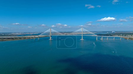Luftaufnahme der Arthur Ravenel Jr. Brücke über den Cooper River in South Carolina, USA