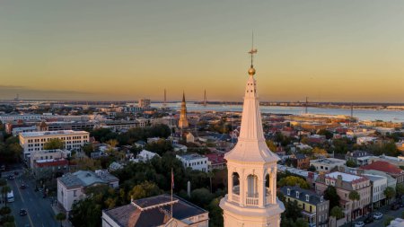 Téléchargez les photos : Vue aérienne de l'église anglicane St Michaels à Charleston SC. Inscrit au Registre national des lieux patrimoniaux, c'est la plus ancienne structure religieuse de la ville. - en image libre de droit