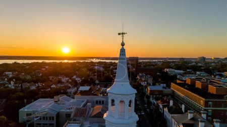 Téléchargez les photos : Vue aérienne de l'église anglicane St Michaels à Charleston SC. Inscrit au Registre national des lieux patrimoniaux, c'est la plus ancienne structure religieuse de la ville. - en image libre de droit