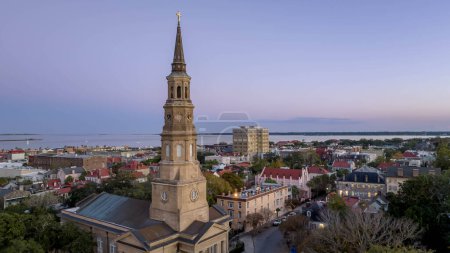 Téléchargez les photos : Vue Aérienne de l'église St. Philips est une église historique au 142 Church Street à Charleston, Caroline du Sud. - en image libre de droit