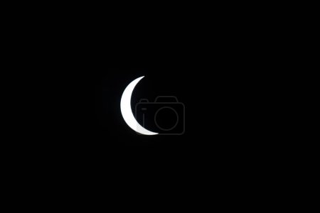 Dans Charlotte NC, une éclipse solaire envoûtante se déploie, avec 80,1 % du soleil voilé, projetant une ombre enchanteresse sur la ville.