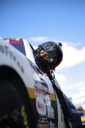 Téléchargez les photos : Pilote de la NASCAR Craftsman Truck Series, KADEN HONEYCUTT se prépare à se qualifier pour le 200 de la Long John Silver à Martinsville, VA, USA - en image libre de droit