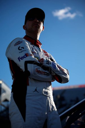 Téléchargez les photos : Pilote de la NASCAR Cup Series, Denny Hamlin se prépare à s'entraîner pour le Cook Out 400 à Martinsville, VA, USA - en image libre de droit