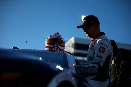 Téléchargez les photos : Pilote de la NASCAR Cup Series, Denny Hamlin se prépare à s'entraîner pour le Cook Out 400 à Martinsville, VA, USA - en image libre de droit
