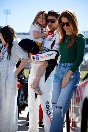 Téléchargez les photos : Pilote de la NASCAR Cup Series, Denny Hamlin se prépare pour le Cook Out 400 à Martinsville, VA, USA - en image libre de droit