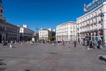 Téléchargez les photos : Puerta del Sol de Madrid : place animée, point de repère historique, pôle de tradition du Nouvel An - en image libre de droit