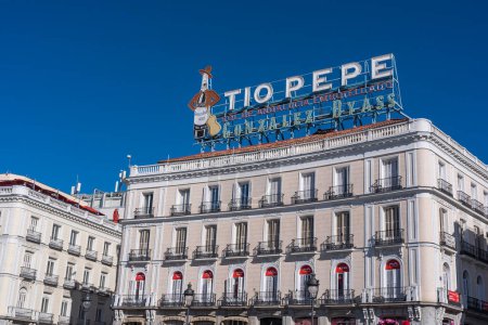Téléchargez les photos : Puerta del Sol de Madrid : place animée, point de repère historique, pôle de tradition du Nouvel An - en image libre de droit