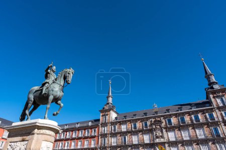 Téléchargez les photos : La statue équestre emblématique de Philippe III sur la Plaza Mayor de Madrid, réalisée par Giambologna et Pietro Tacca en 1616, un trésor culturel. - en image libre de droit
