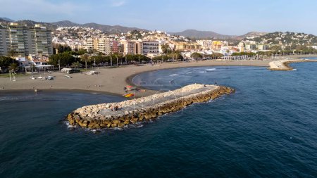 Foto de Vista aérea de Málaga: Ubicado entre el cerro Gibralfaro y Guadalmedina, histórico pero vibrante, con 2.800 años de historia, es una joya costera en la Costa del Sol de España. - Imagen libre de derechos