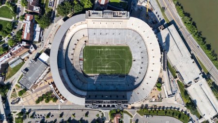 Foto de Una vista aérea del Neyland Stadium revela una estructura enorme e icónica situada junto al río Tennessee, con su forma de cuenco distintivo y asientos para más de 100.000 aficionados, mostrando su rica herencia futbolística.. - Imagen libre de derechos
