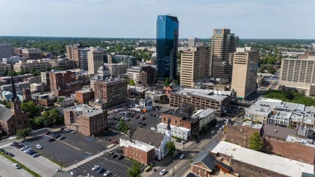 Vista aérea de Lexington, KY: Una vibrante ciudad conocida como la "Capital Mundial de los Caballos", hogar de renombrados hipódromos y prestigiosas universidades.