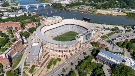 Foto de Una vista aérea del Neyland Stadium revela una estructura enorme e icónica situada junto al río Tennessee, con su forma de cuenco distintivo y asientos para más de 100.000 aficionados, mostrando su rica herencia futbolística.. - Imagen libre de derechos