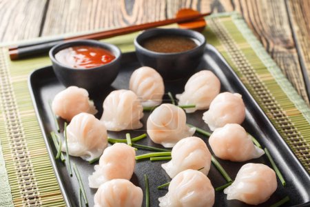 Foto de Dumplings chinos dim sum Har Gow con camarones servidos con salsa de primer plano en la mesa. Horizonta - Imagen libre de derechos