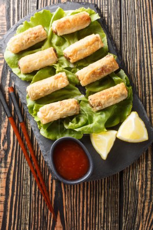Foto de Cha gio o nem corrió o frito rollo de primavera, es un plato popular en la cocina vietnamita primer plano en el plato sobre la mesa. Vista superior vertical desde arriba - Imagen libre de derechos