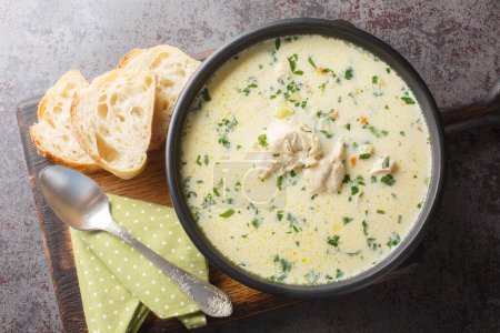 Téléchargez les photos : Soupe de poulet aigre maison avec crème sure et légumes dans un bol sur la table. Vue de dessus horizontale d'en haut - en image libre de droit
