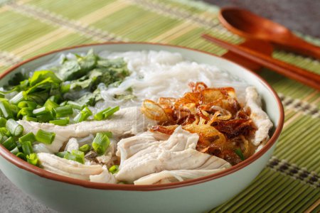 Foto de Deliciosa sopa de pollo con fideos de vidrio mien ga es un plato vietnamita que está garantizado para confortar primer plano en el tazón sobre la mesa. Horizonta - Imagen libre de derechos