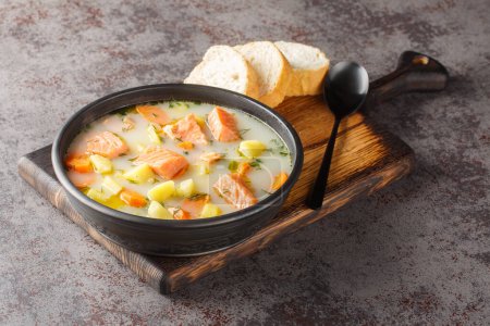 Téléchargez les photos : Lohikeitto, soupe de poisson de saumon à la crème, pomme de terre, carottes, poireaux et aneth dans un bol sur le plateau de service. Horizonta - en image libre de droit