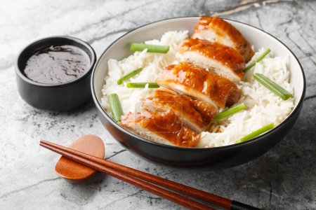 Chinesisches Essen Sojasauce Chicken oder See Yao Gai serviert mit Reis und Dip-Sauce Nahaufnahme auf dem Tisch. Horizonta
