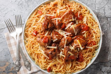 Kokkinisto es s estofado de ternera simple con tomates y vino tinto con espaguetis pasta primer plano en el plato de la mesa. Vista superior horizontal desde arriba