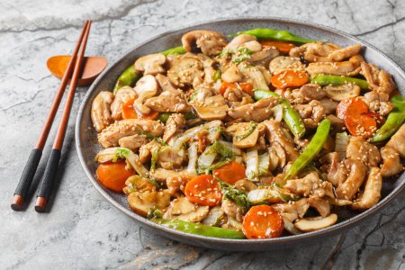 Moo goo gai pan ist die amerikanisierte Version eines kantonesischen Hühnchens mit Pilzen in Austernsoße in Großaufnahme auf dem Teller auf dem Tisch. Horizonta