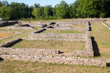 Foto de Las excavaciones antiguas y el sitio arqueológico en Mont beuvray en el morvan en Francia - Imagen libre de derechos