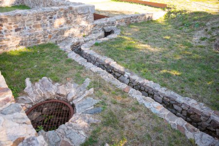 Foto de Las excavaciones antiguas y sitio arqueológico en Mont Beuvray en el morvan en Francia con canalones de agua y pozos - Imagen libre de derechos