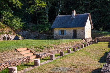 Foto de Las excavaciones antiguas y el sitio arqueológico en Mont beuvray en el morvan en Francia - Imagen libre de derechos