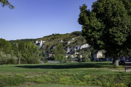 Téléchargez les photos : The village of les andelys in france with teh river seine and the rocks and nature on th background with houses and the church - en image libre de droit
