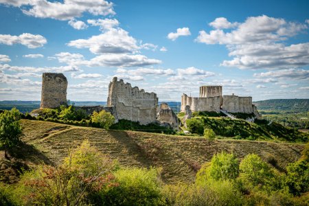 Téléchargez les photos : France, Les Andelys et le magnifique paysage qui l'entoure avec les ruines du château - en image libre de droit