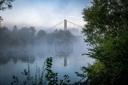 Téléchargez les photos : Brouillard sur la senne de rivière aux andelys avec le pont en arrière-plan - en image libre de droit