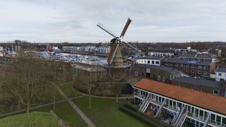 Drohne Luftaufnahme der Windmühle de goede hoop in Hollanddorf Hellevoetsluis mit einem Teil des Hafens im Hintergrund