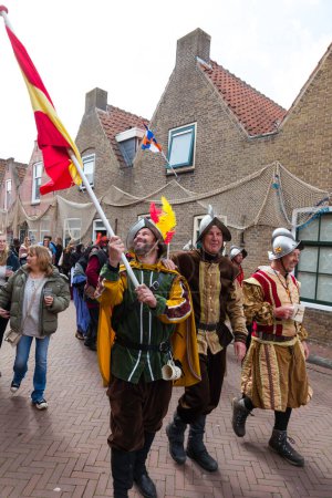 Téléchargez les photos : Brielle, Hollande, 1-04-2024 : personnes avec le drapeau espagnol en costumes traditionnels célébration de la première ville à être libérée des Espagnols à Den Briel aux Pays-Bas en 1572 - en image libre de droit