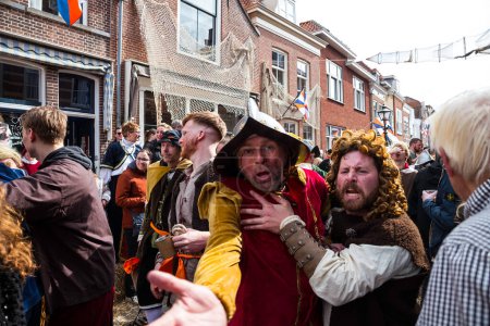 Téléchargez les photos : Brielle, Hollande, 1-04-2024 : les gens en costumes traditionnels célèbrent la première ville libérée des Espagnols à Den Briel aux Pays-Bas en 1572 - en image libre de droit