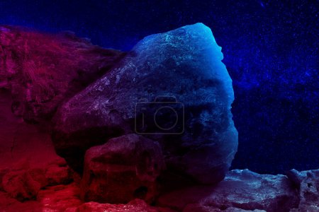 Téléchargez les photos : Abstrait fond rock créatif avec couleur violet-rose - en image libre de droit