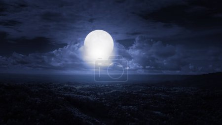 Téléchargez les photos : Beau ciel nocturne avec pleine lune - en image libre de droit
