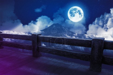 Téléchargez les photos : Ciel nocturne et étoiles fond avec clôture en bois et vue sur la montagne dans les nuages et clair de lune. Illustration 3 d - en image libre de droit